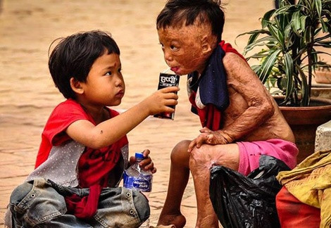 "Uống đi em, cho người đỡ khát". Một hình ảnh giữa đời thường làm bao người phải suy nghĩ, bên cạnh đó một số cư dân mạng đã tự trách bản thân mình rằng, chưa bao giờ thể hiện được hành động đẹp như thế.