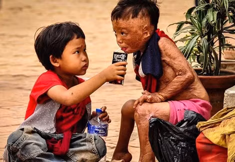 "Uống đi em, cho người đỡ khát". Một hình ảnh giữa đời thường làm bao người phải suy nghĩ, bên cạnh đó một số cư dân mạng đã tự trách bản thân mình rằng, chưa bao giờ thể hiện được hành động đẹp như thế.