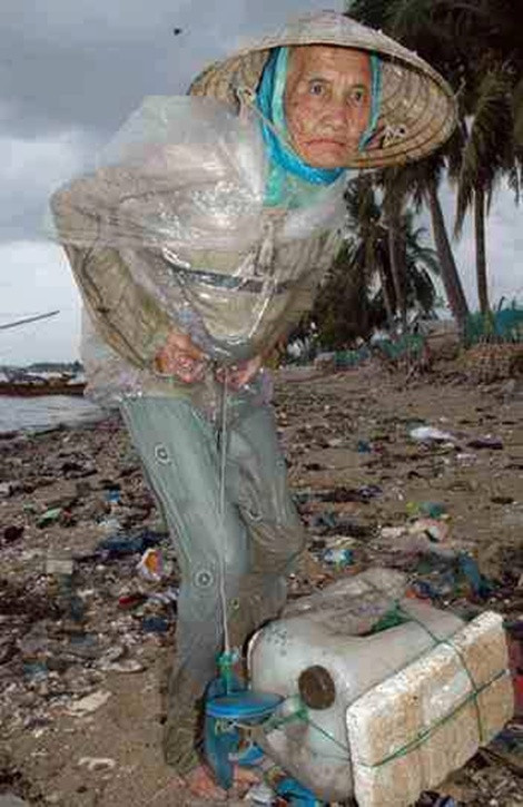 "Vì ai mẹ phải mưu sinh/ Vì ai mẹ phải dầm mình dưới mưa/Vì ai mẹ nhịn cơm trưa/Vì ai mẹ phải cày bừa sớm hôm". Mẹ luôn hy sinh bản thân mình để xây dựng tương lai cho các con.