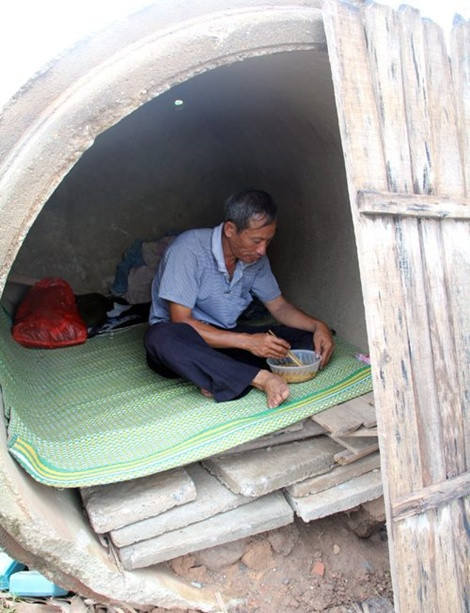 10 năm mưa sinh, làm đủ nghề, sống chui lủi trong cống bên vỉa hè để kiếm tiền nuôi con ăn học. Tấm lòng bác Nguyễn Định bố của thủ khoa ĐH Y Nguyễn Hữu Tiến khiến trái tim hàng nghìn người lay động.