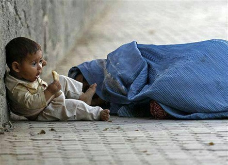 "Tuổi thơ em không giống như bao đứa trẻ khác, em phải theo bà nằm vật vã, lê la khắp các con đường, ngõ phố để xin từng miếng bánh..., ăn để sống qua ngày". Bức ảnh được đăng tải lên Facebook đã nhanh chóng nhận hơn 15.000 lượt like, chia sẻ và bình luận. Cư dân mạng bày tỏ nỗi đau xót trước số phận nghiệt ngã mà em đang phải trải qua trong cuộc sống.