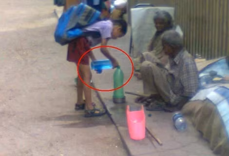 "Tuổi nhỏ, tấm lòng rộng lớn. Trong cuộc sống có rất ít có được những hành động đẹp từ tấm lòng như thế này".