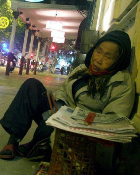 "Xao xác đêm đông buồn vắng vẻ/ Còn mình mẹ lê bước hè dài/ Biết đi đâu khi nhà không có/ Tối ngủ đâu cô độc thân già"