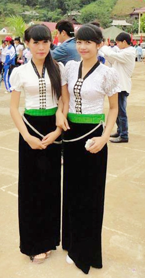 Nữ sinh người Thái tự tin khoe sắc dưới sân trường.