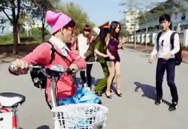 Đến gần cuối đoạn clip, nhạc chưa kết thúc thì bất ngờ thiếu nữ "cởi đồ trả quà" bị một cô gái mặc cảnh phục xông vào "bắt giữ".