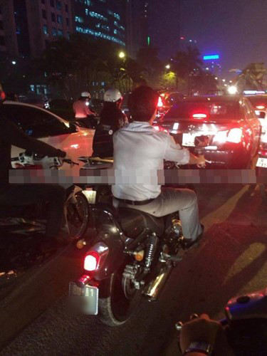 Người đàn ông đi xe máy biển xanh này ăn mặc khá chỉnh tề nhưng lại "quên" đội mũ bảo hiểm.