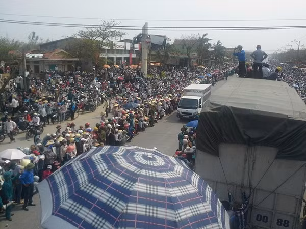 Tình cảm nồng ấm, sự cảm phục và ngưỡng mộ của người dân đã được thể hiện rõ nét qua những bức ảnh sẽ còn tạo nên rất nhiều tượng này. Ảnh: FB Một Đồng Chí Tuyen.