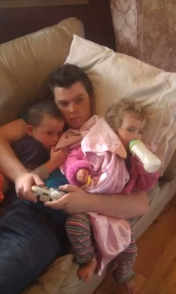 Khi bé ở nhà cùng bố.