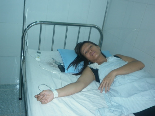 Bà Thi bị gia đình kẻ “hại đời” con gái mình đánh hội đồng phải nhập viện điều trị .