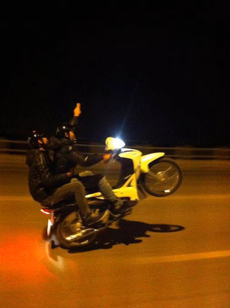 Nhiều người đi đường không khỏi "thót tim" khi chứng kiến cảnh tượng như thế này.