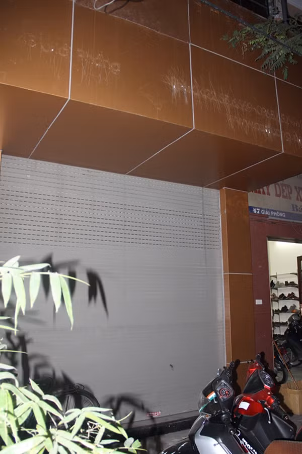 Biển hiệu quảng cáo với địa chỉ được ghi trước cửa của thẩm mỹ viện Cát Tường đã được ai đó thuê người đến tháo dỡ và cạo sạch.