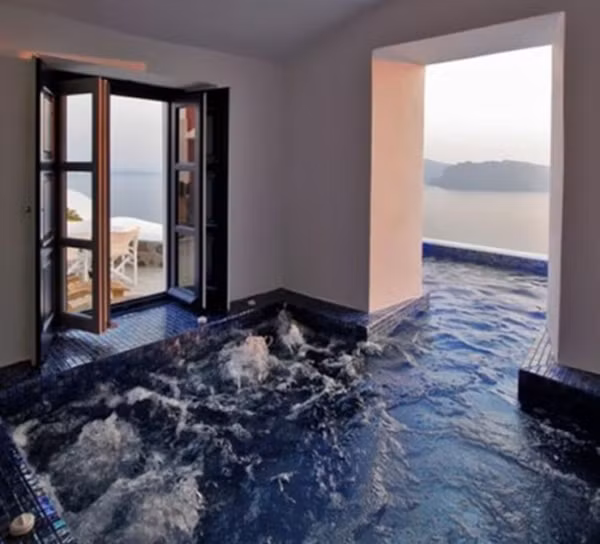 Căn phòng được thiết kế để cho nước bên ngoài tự do chảy vào phía bên trong.