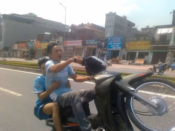 Hình ảnh cực kỳ phản cảm trên đường phố...