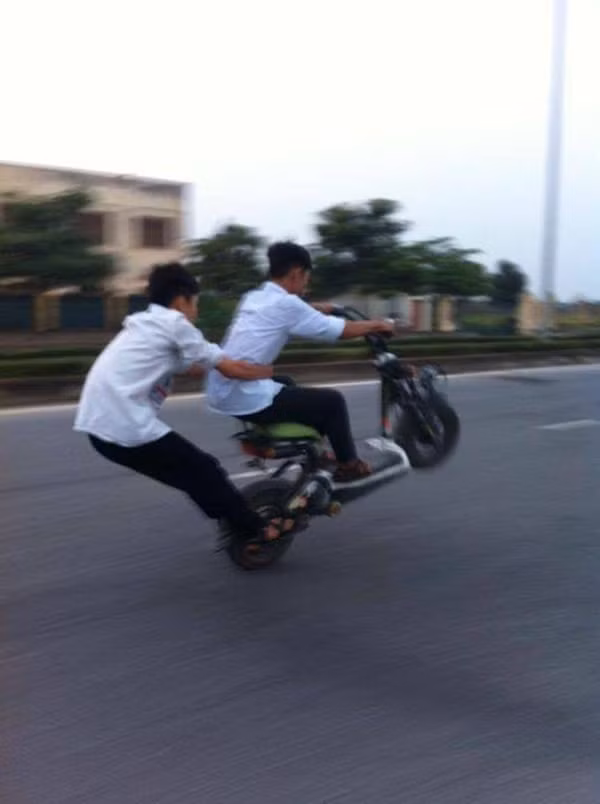 ... và nhiều chiếc xe đạp điện...