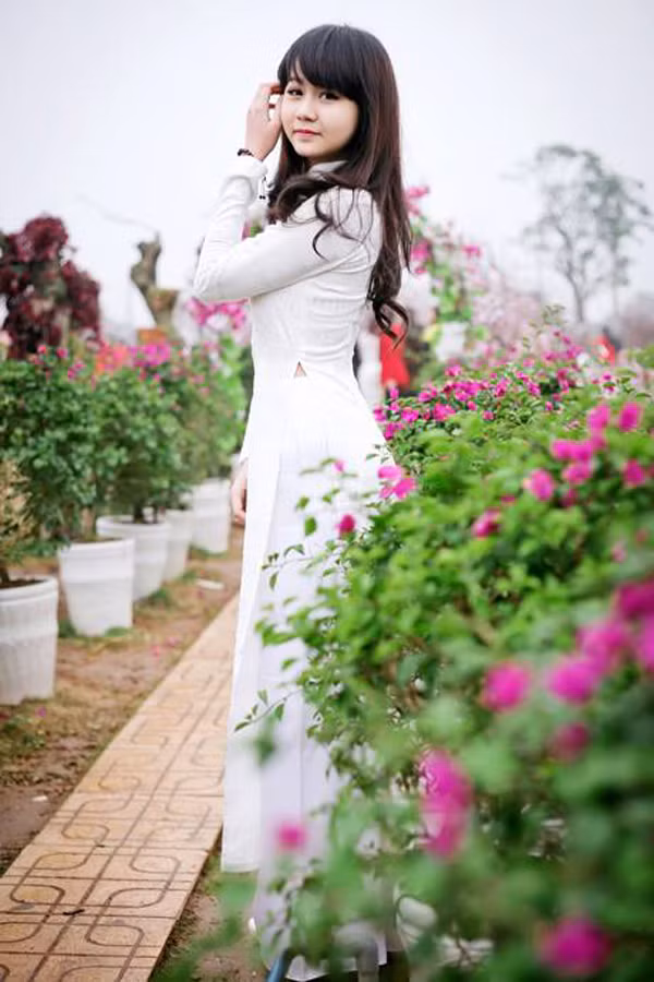 Thiếu nữ "khoe sắc" cùng hoa.