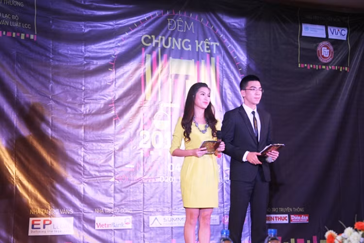 Hai MC trong đêm chung kết.