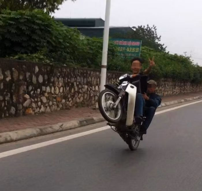 Vừa bốc đầu vừa chụp ảnh khoe "bản lĩnh".