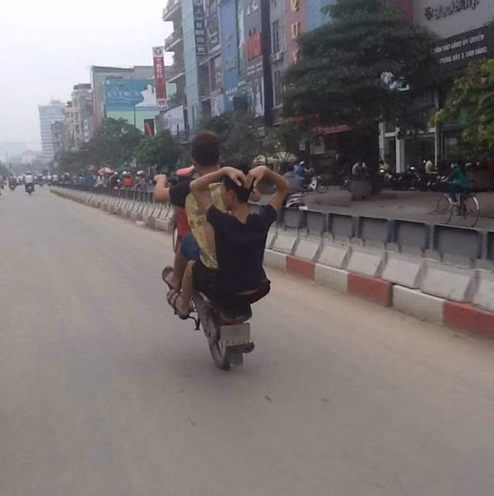 Vô tư vi phạm luật giao thông.