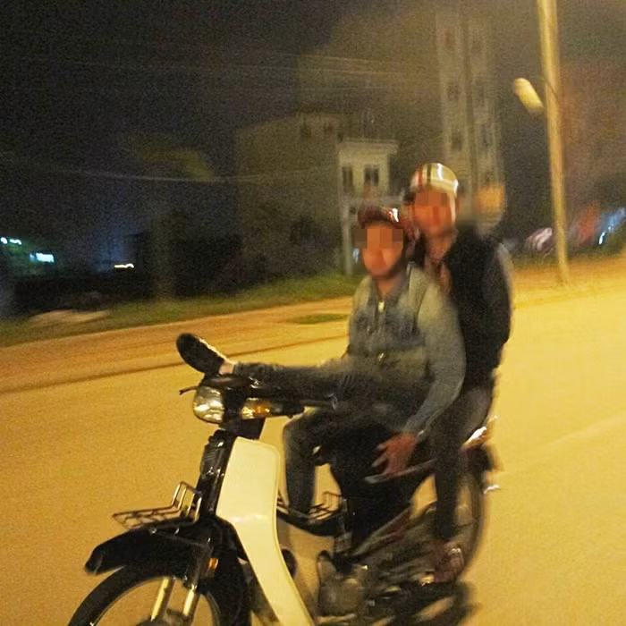 Thả hai tay, dùng chân để điều khiển xe máy, một hình ảnh khiến không ít người phải "thót tim" khi xem.