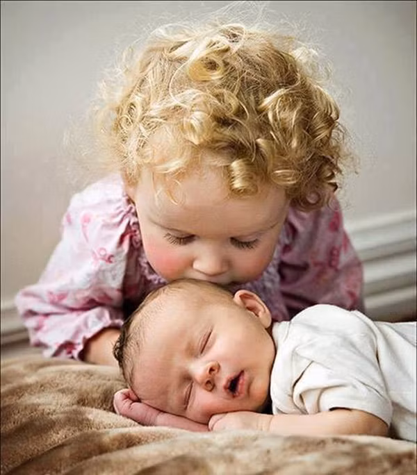 "Tình yêu của chị dành cho em". Bức ảnh đang thu hút gần 5.000 lượt like, hơn 100 lượt chia sẻ, cùng hàng nghìn bình luận khác nhau.