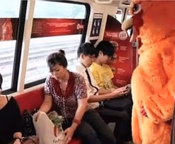 Người phụ nữ để túi hoa quả chiếm chỗ trên tàu điện ngầm...