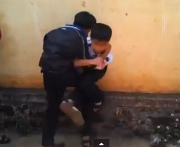 ... lên gối được 2 em học sinh "tặng" cho nhau một cách quyết liệt.