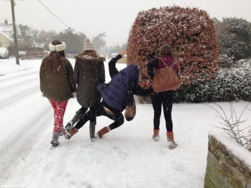 Ngã vì tuyết trơn.