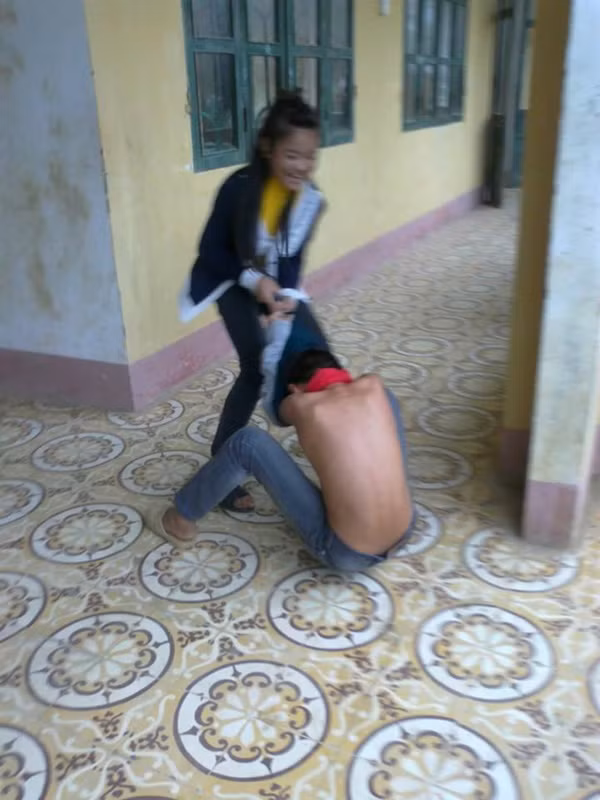 Nữ sinh "xử lý" bạn nam ngay tại trường. 