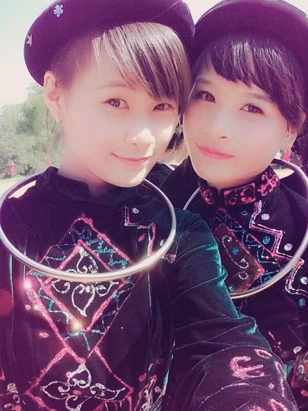 Hình ảnh dễ thương của hai nữ sinh trong trang phục người Tày, được khá nhiều thành viên mạng yêu thích.