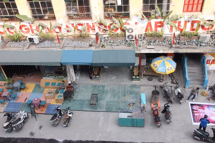 Một số chủ kinh doanh tại đây cho biết: "Chúng tôi đã nghe và đọc thông tin cấm Zone 9 hoạt động ở trên báo chí rồi nhưng chưa thấy đơn vị quản lý gửi giấy tờ gì đến nên vẫn nán lại. Hơn nữa, nếu giải tán ngay bây giờ, chúng tôi biết tìm địa điểm ở đâu để kinh doanh đây? Bao nhiêu vốn liếng đã đầu tư vào chỗ này mất rồi...".