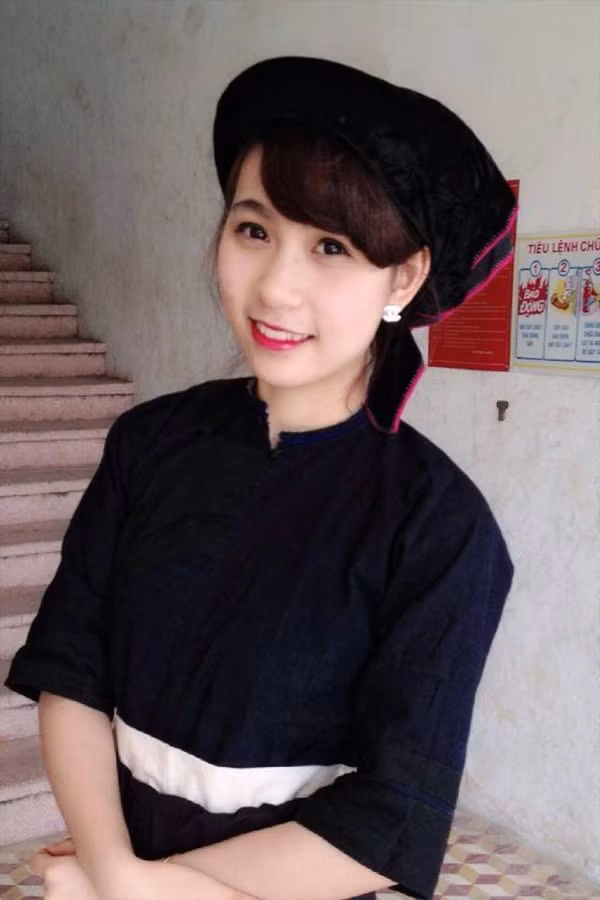 Vẻ đẹp yêu kiều của thiếu nữ trong sắc phục người Nùng.