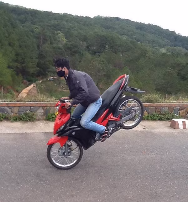 Hết bốc đầu chuyển sang bốc đuôi.