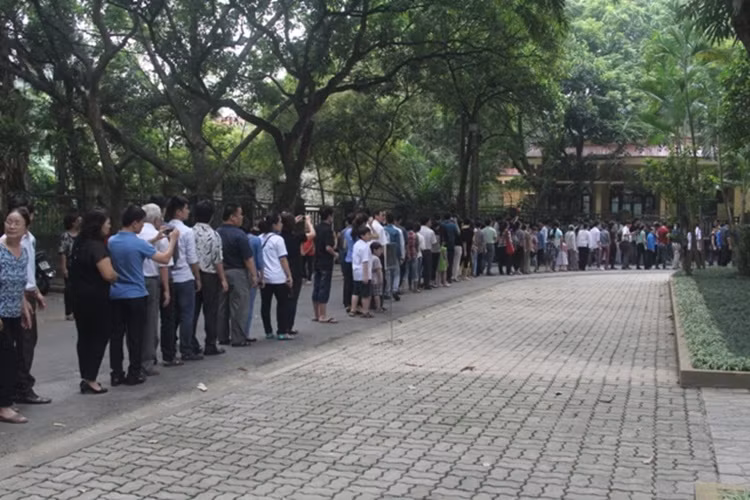 Người dân bắt đầu vào viếng Đại tướng Võ Nguyên Giáp.
