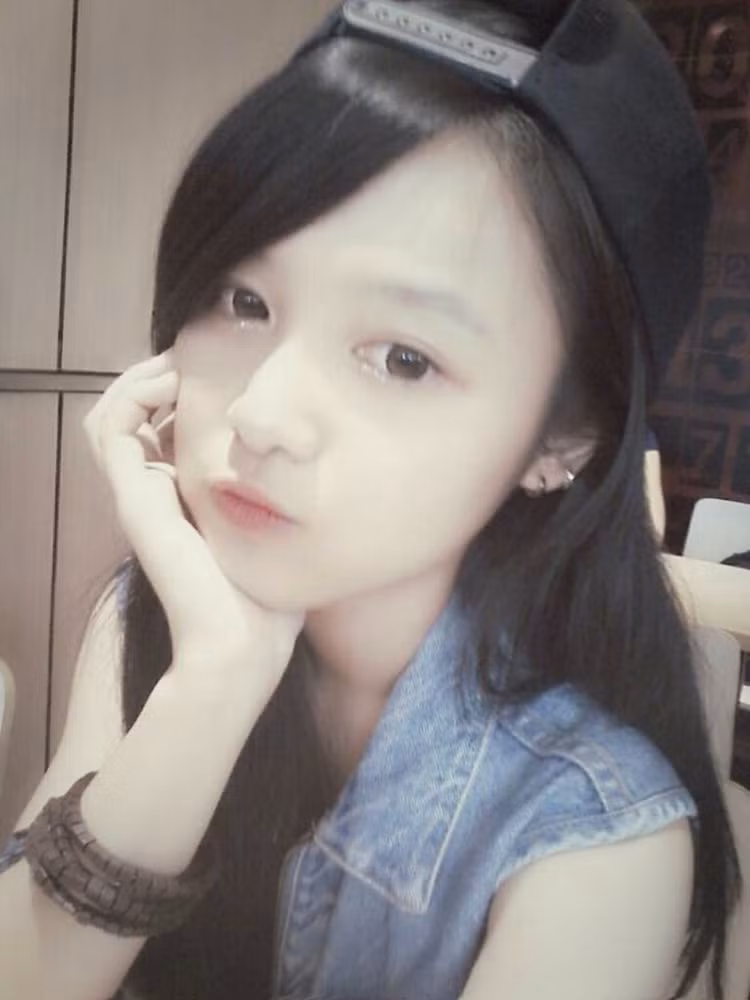  Đang học cấp 2 (THCS Phan Công Hớn, Hóc Môn, TP HCM), cô bạn có nickname Na Miu Nguyen sở hữu một làn da trắng mịn, cùng với khuôn mặt siêu cute.