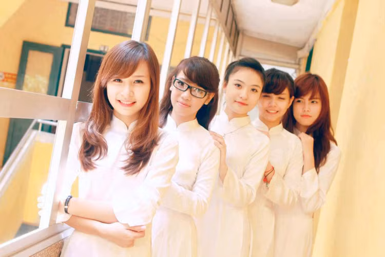 Áo dài theo em đến lớp.