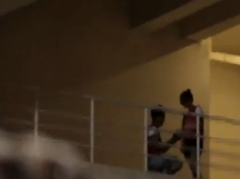 ... sau đó đeo nhẫn vào tay bạn gái