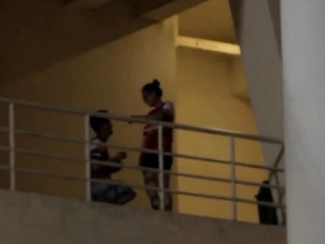 Chàng trai bắt đầu quỳ xuống để cầu hôn...