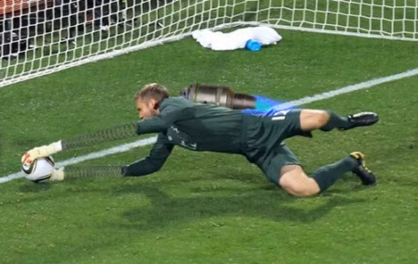 Thủ môn có tay, cùng tốc độ kiểu này thì bóng khó mà vào lưới được.