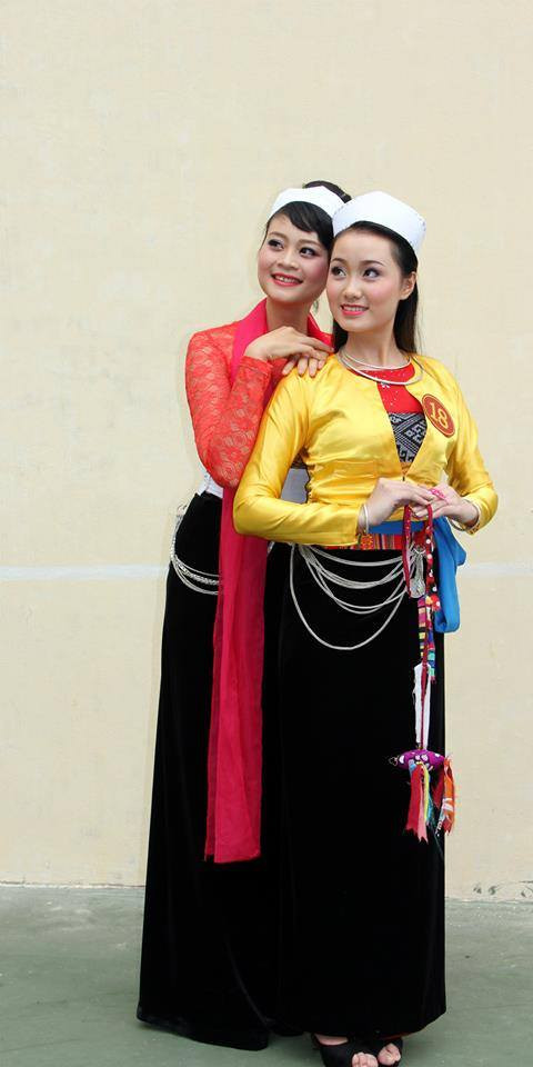 Hai thiếu nữ người Mường cùng nở nụ cười rạng ngời, khoe sắc trong trang phục truyền thống.