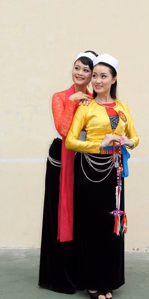 Hai thiếu nữ người Mường cùng nở nụ cười rạng ngời, khoe sắc trong trang phục truyền thống.