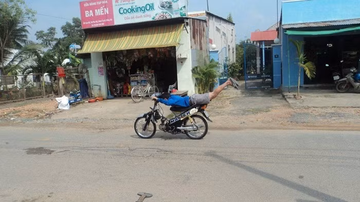 "Làm xiếc" trên đường phố.