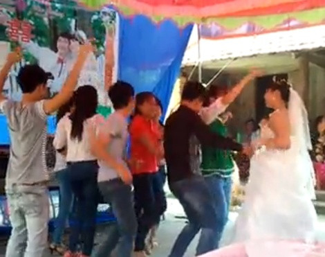 Cô dâu ôm váy nhảy cự sung theo tiếng nhạc sàn bốc lửa
