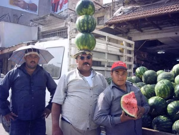 Những anh chàng bán dưa hấu trên đường phố.