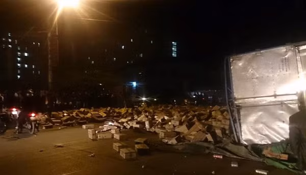  Mới đây nhất, trên các trang mạng lan truyền một bức ảnh, kèm theo thông tin về một vụ tai nạn giao thông liên quan đến xe tải chở sữa.