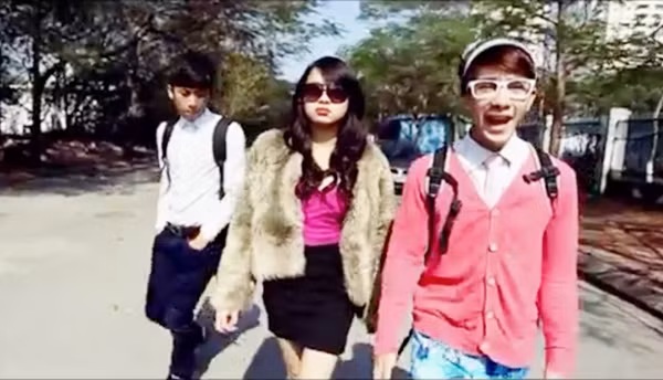 Đoạn clip dài gần 4 phút kết hợp vụ việc nóng trên mạng thời gian qua, đó là một nhóm bạn trẻ cởi đồ bị công an "hỏi thăm".