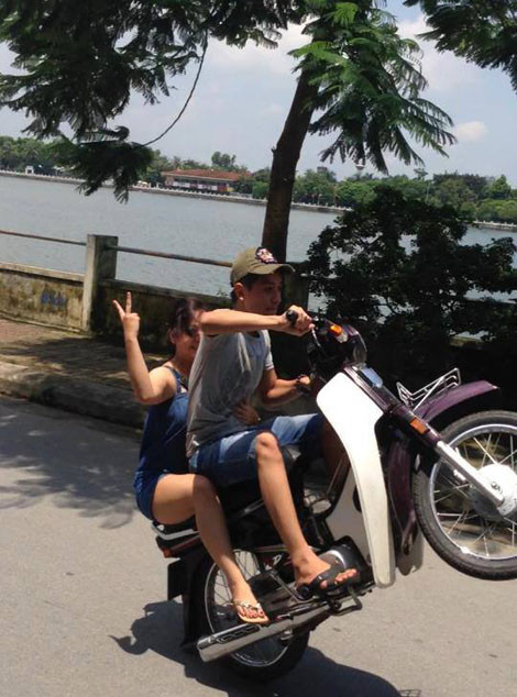 Những màn biểu diễn như thế này cực kỳ nguy hiểm đến tính mạng, đây chẳng khác gì "trò chơi" với "tử thần". 