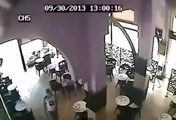 Khi khoảng cách tới "con mồi" chỉ còn tầm 1m...