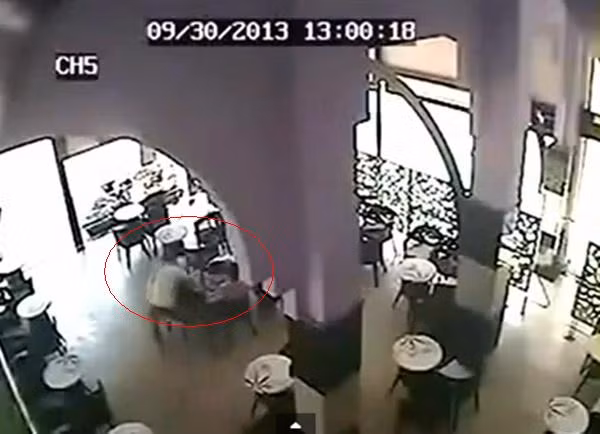 ... đối tượng đã nhanh tay giật chiếc laptop ở trên bàn và nhanh chân tẩu thoát.