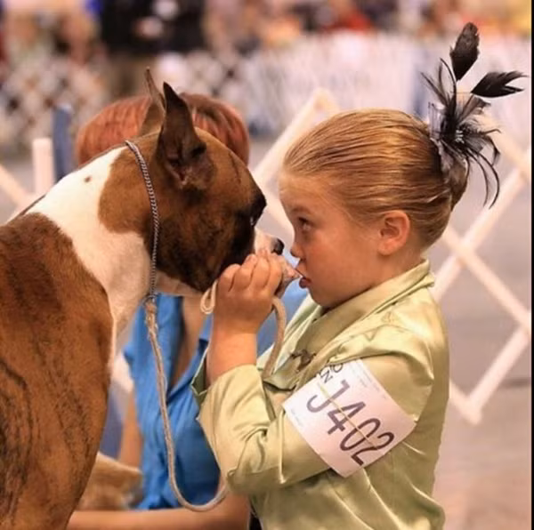 Dặn dò qua ánh mắt.