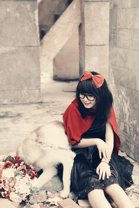 ... hay hóa thân thành "cô bé quàng khăn đỏ" dễ thương, cùng cô bạn "Kòy Keep Smile"